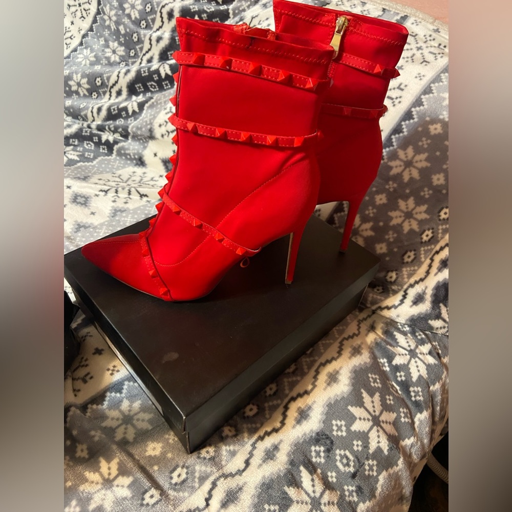 New  starchy woman red boots in sz 11.